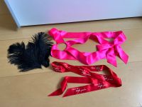 Geschenke verpacken Feder schwarz Band pink und rot neu Zusammen Nordrhein-Westfalen - Sankt Augustin Vorschau