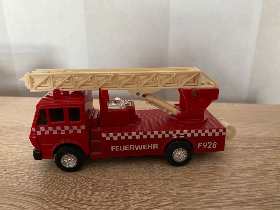 Feuerwehr Notarzt Leiterwagen Schlauchboot Modellauto Weihnachten in Bornheim