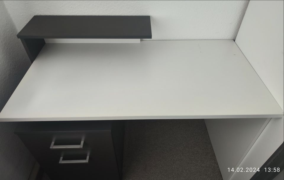 Schreibtisch weiß / grau in Frankfurt am Main