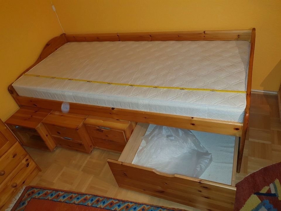 Bett aus Kiefernholz in Gießen