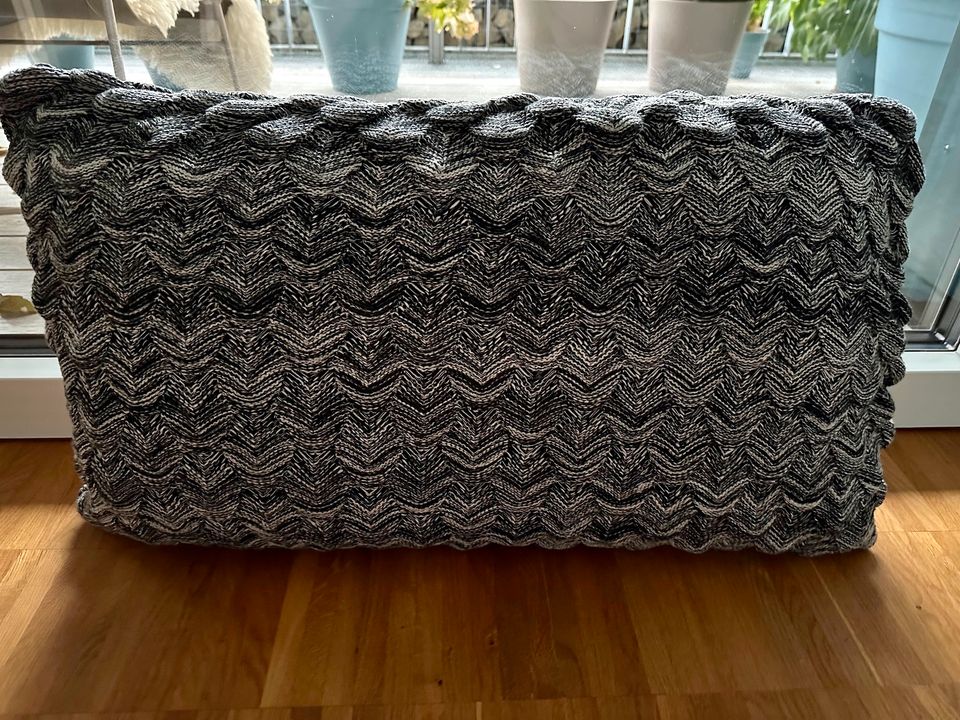 Sofa- oder Bettkissen von Hübsch in schwarz-weißer Strickoptik in Kusterdingen