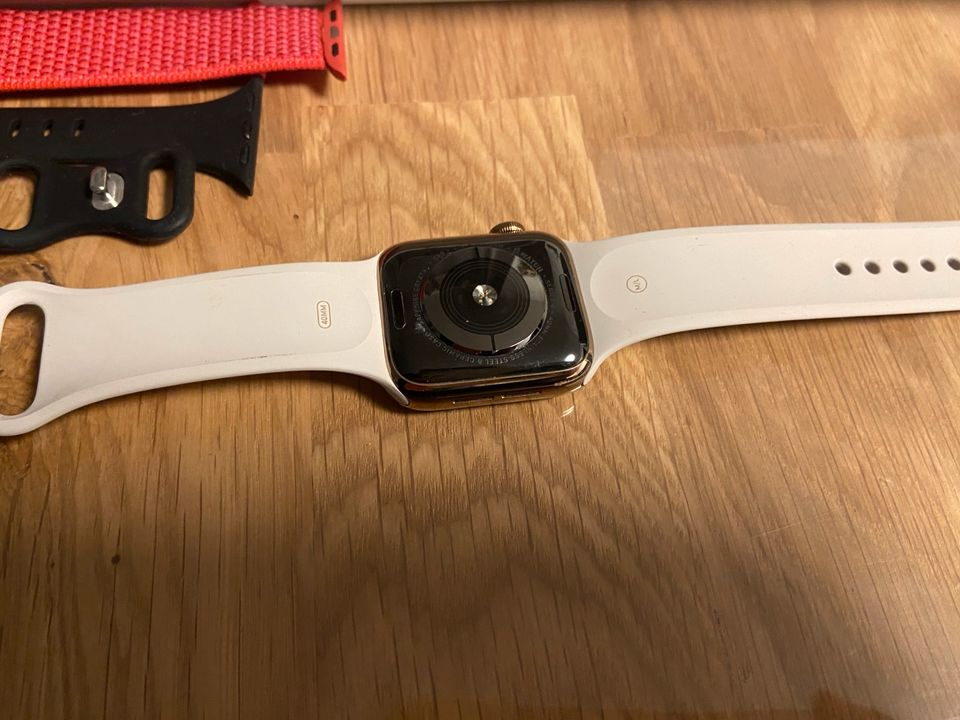 Apple Watch Series 4 - OLED - GPS in Alsdorf