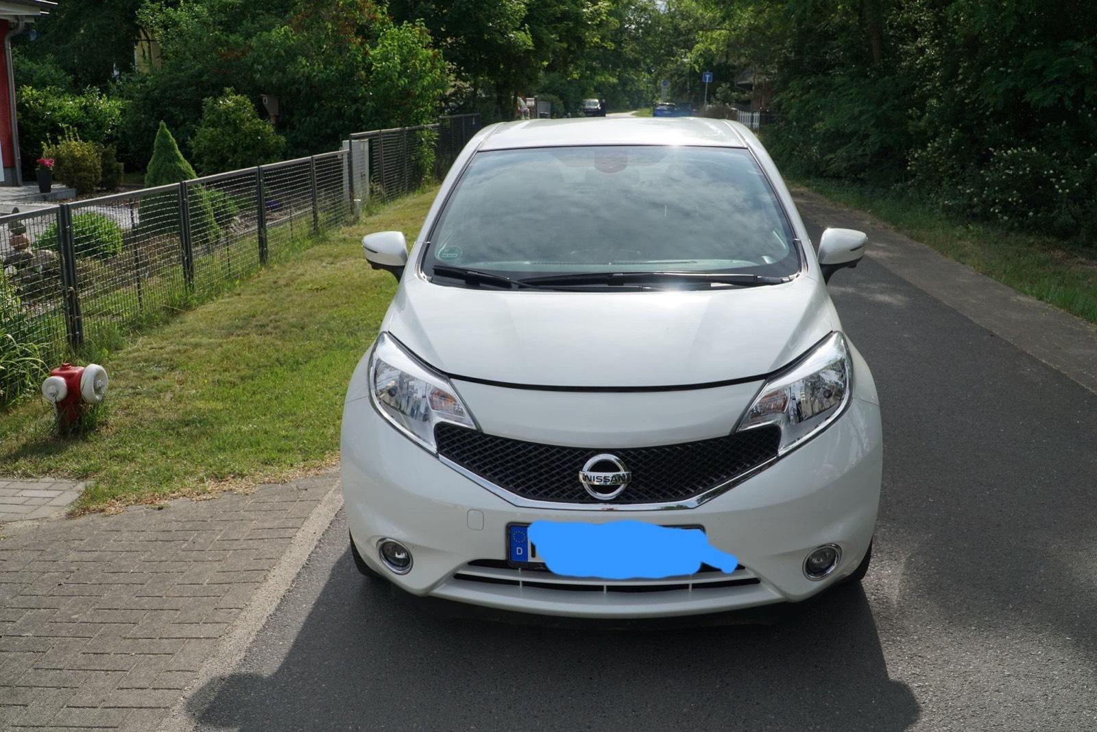 Abbildung des Autos Nissan Note in einem gep…