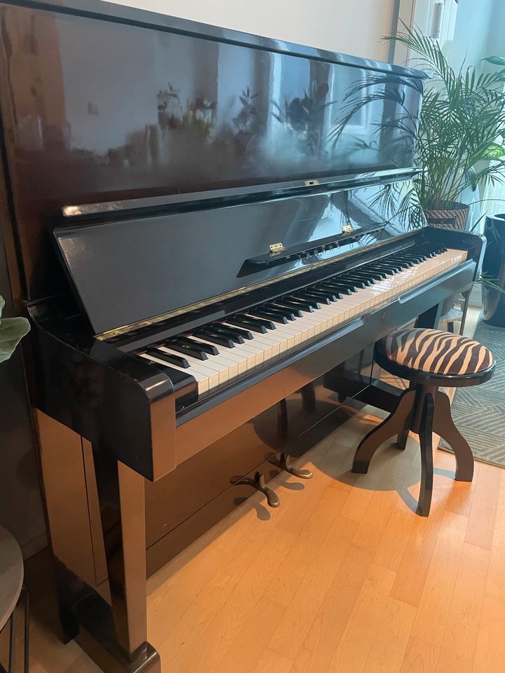 Klavier - Piano Yamaha Nippon Gakki U2 in München