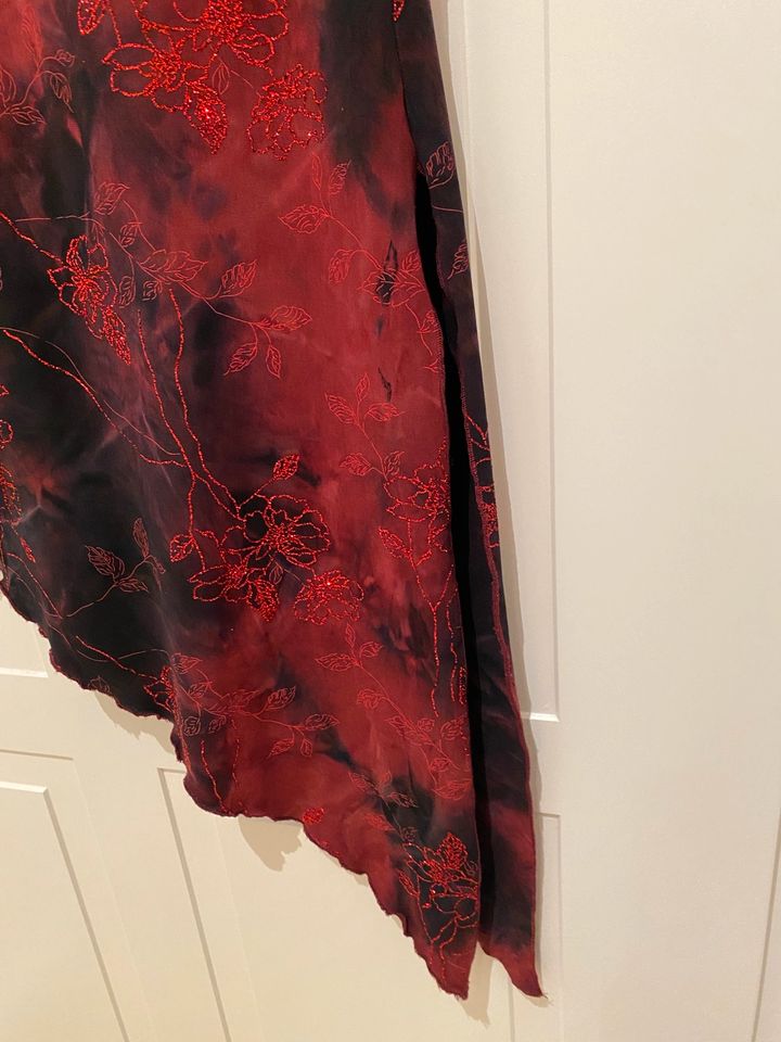 Rot-schwarzes Abendkleid mit Details - Größe S in Sittensen