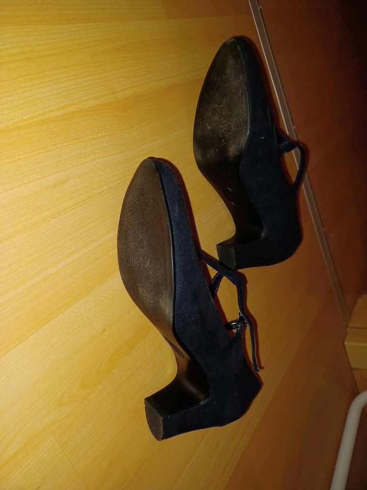 Damenschuh in Ludwigsau