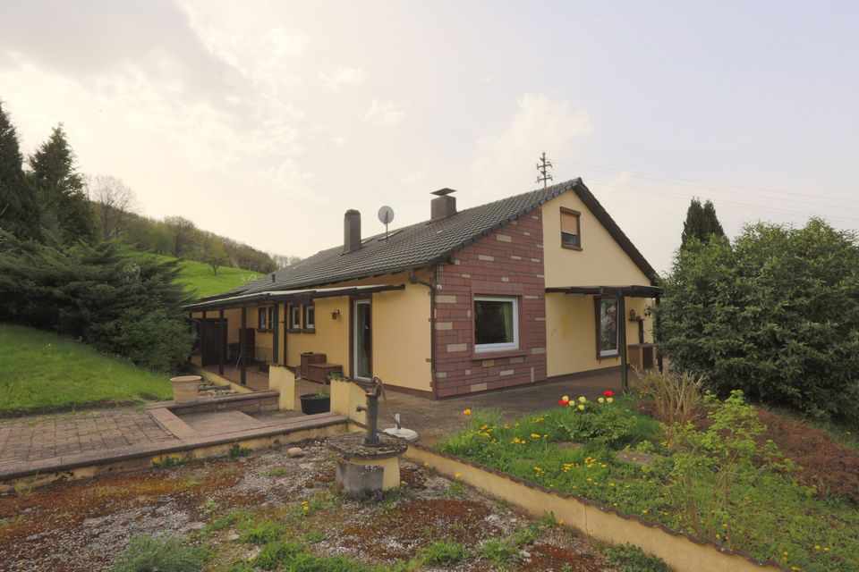 Gepflegtes Einfamilienhaus mit großem Grundstück und traumhaftem Weitblick in Dernbach (Pfalz)