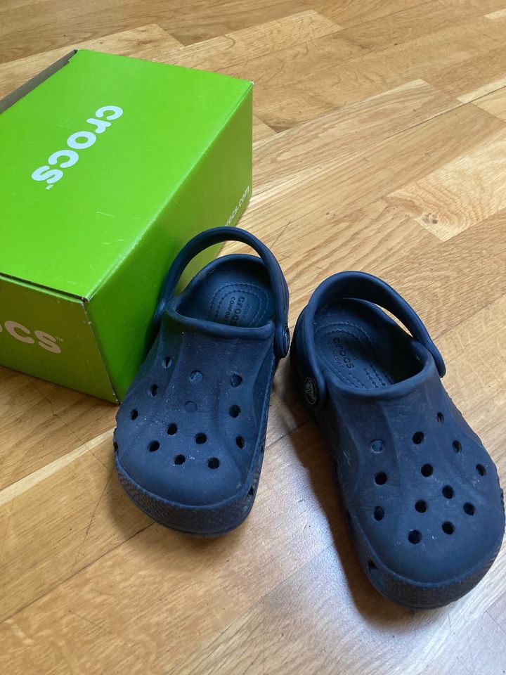 Crocs blau 24 in Berlin