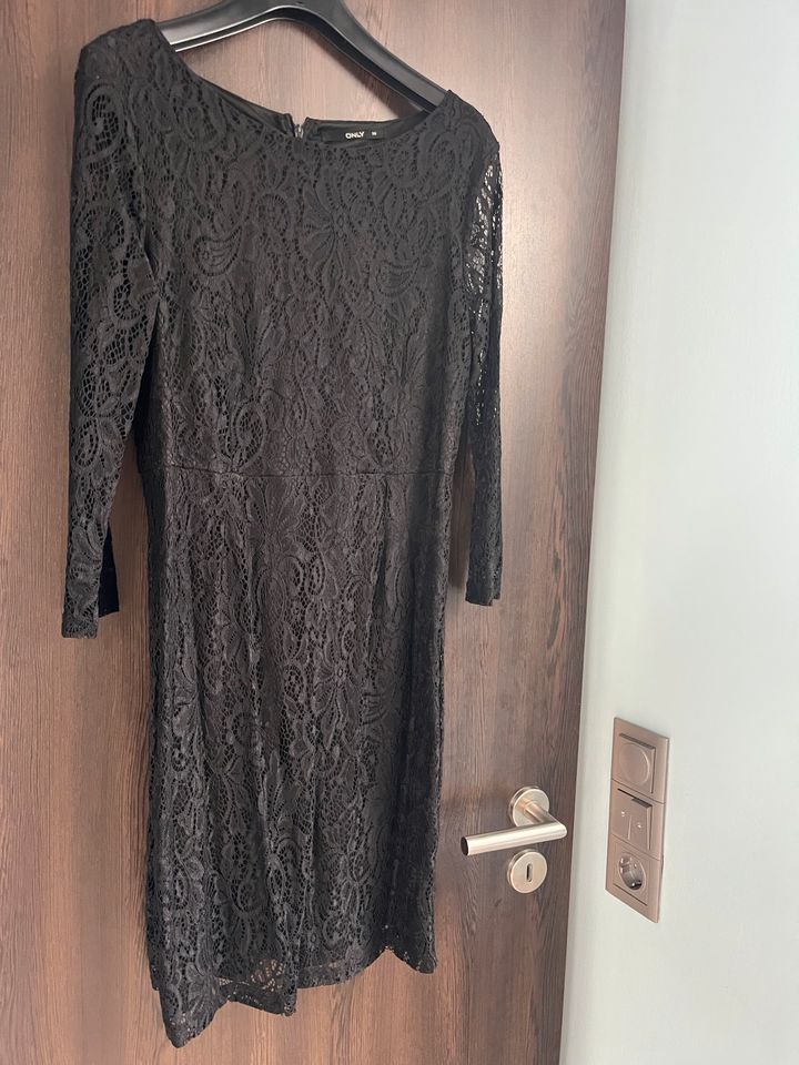 Figurbetontes Spitzenkleid Kleid aus spitze Only schwarz Gr 38 in Muhr am See