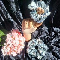 Scrunchie Haargummi "Swan" grau Blumenmuster Neu handmade Sachsen - Wachau Vorschau