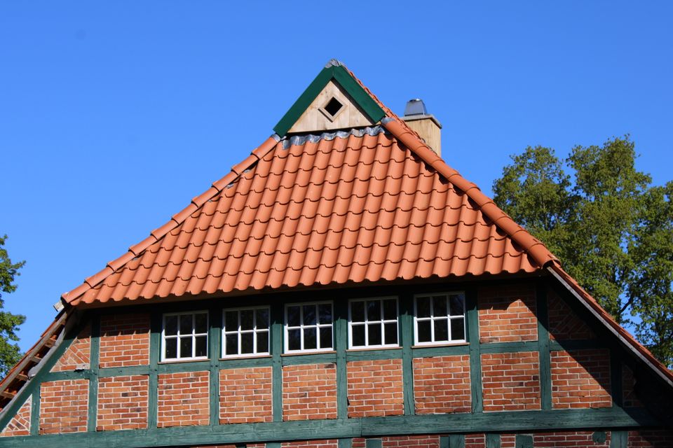 Wohnen inmitten der Natur: stilvoll saniertes Zweiständerhallenhaus auf idyllischem Hofgrundstück in Hude (Oldenburg)