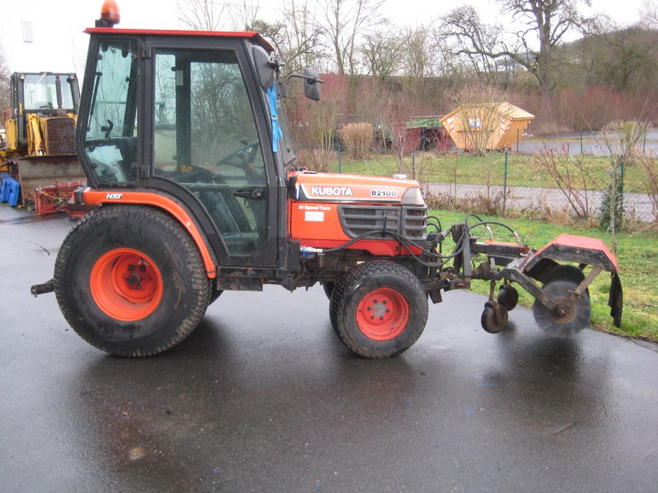 Kubota B2100 Allrad, Besen +Schneeschild,Ackerschlepper, Traktor in Igersheim