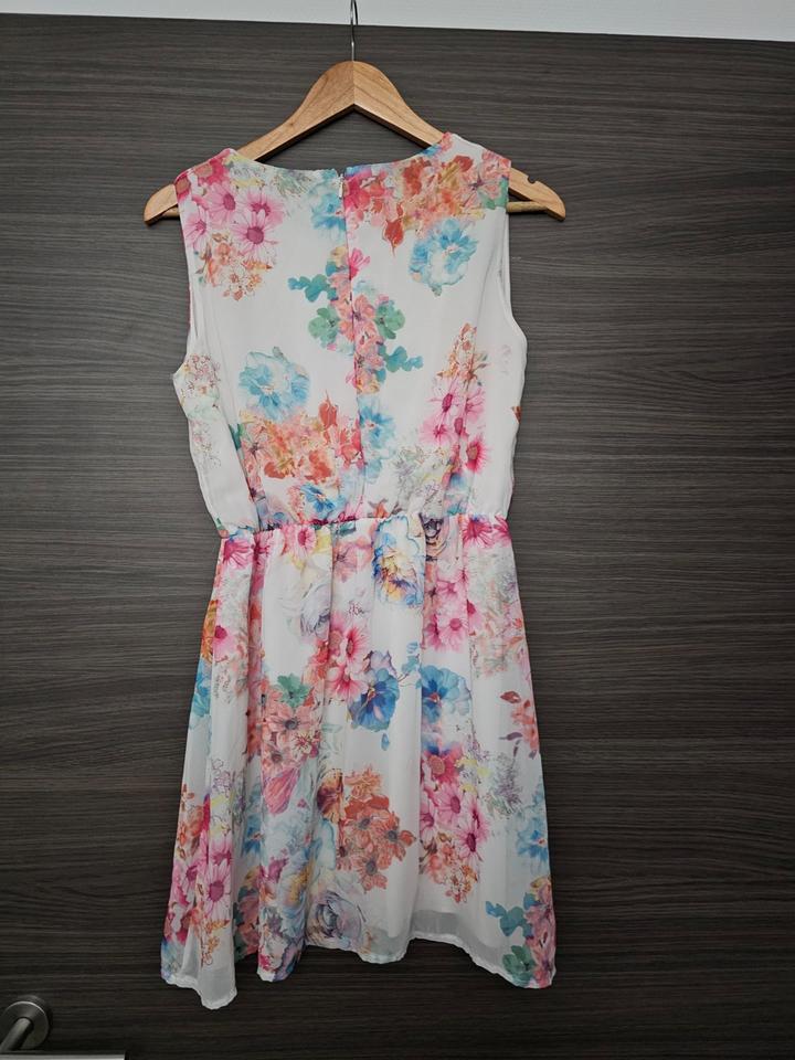 Sommerliches Blumenkleid von SisterS in Grösse L in Empfingen