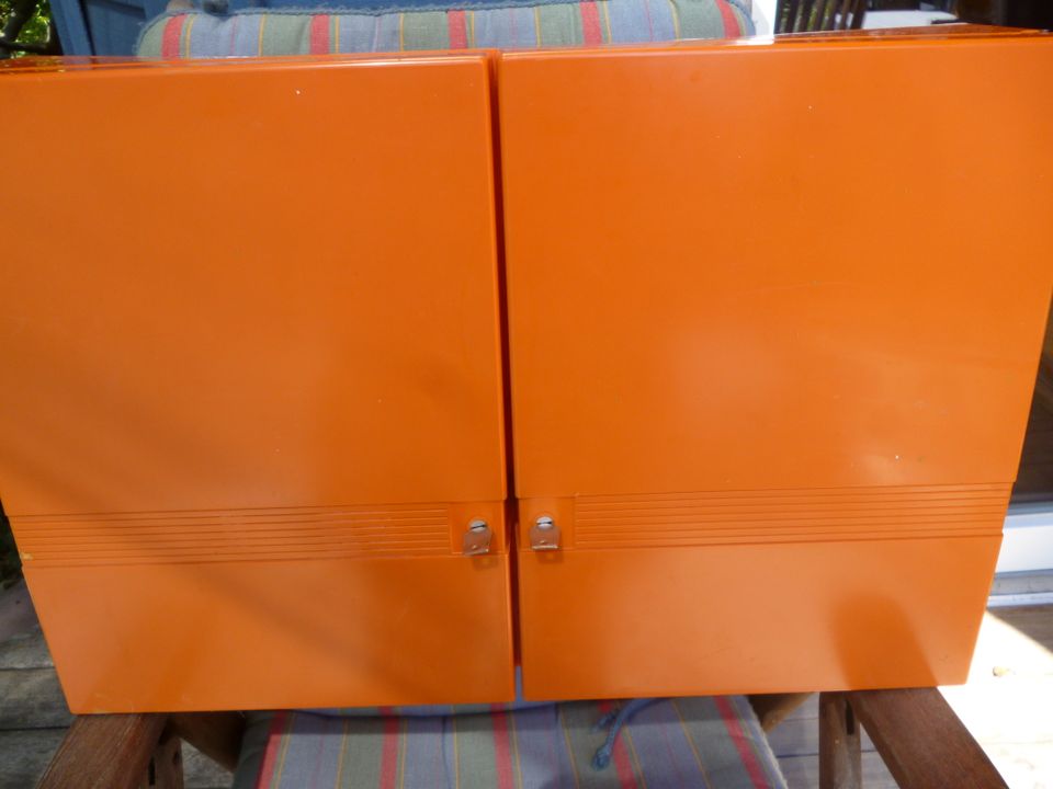 Toller Retro Arzneimittelschrank,50er-60er Jahre,Orange in Rust