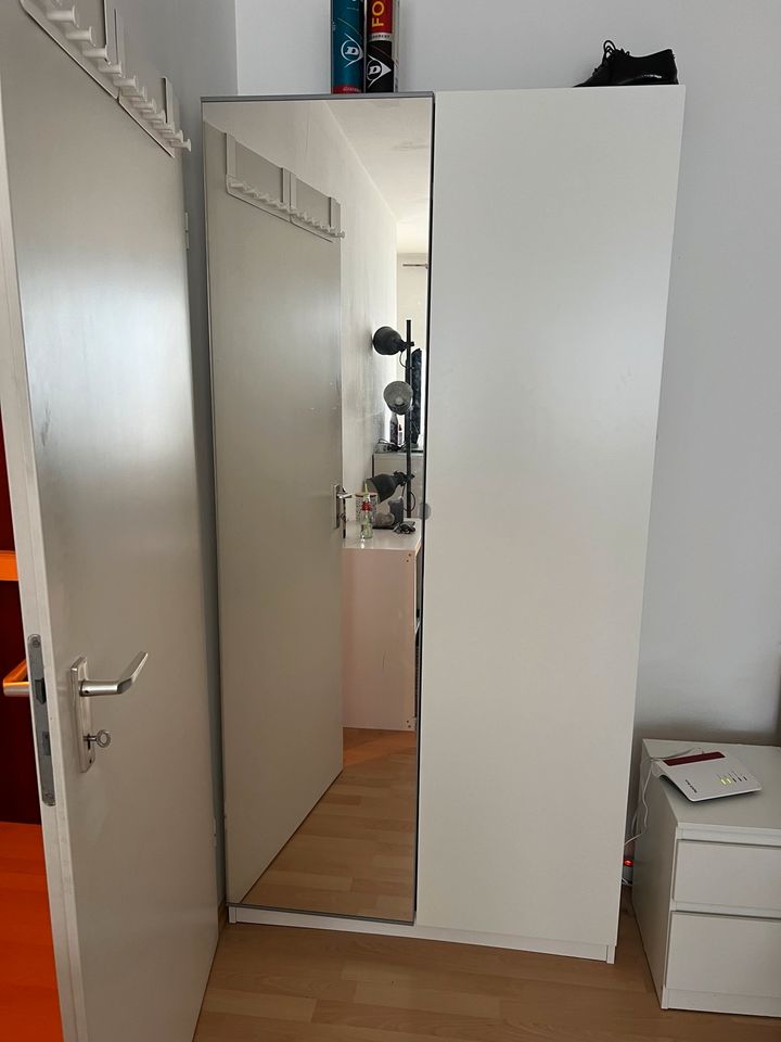 IKEA Kleiderschrank weiß mit Spiegeltür in München