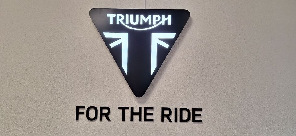 Triumph BONNEVILLE T100  JET BLACK / LIEFERBAR in Berlin