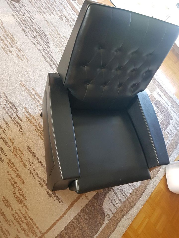 Großer schwarzer Leder Sessel  auf Rollen in Tostedt