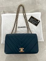 Chanel Timeless Classique Chevron Blau Gold Nordrhein-Westfalen - Bergisch Gladbach Vorschau