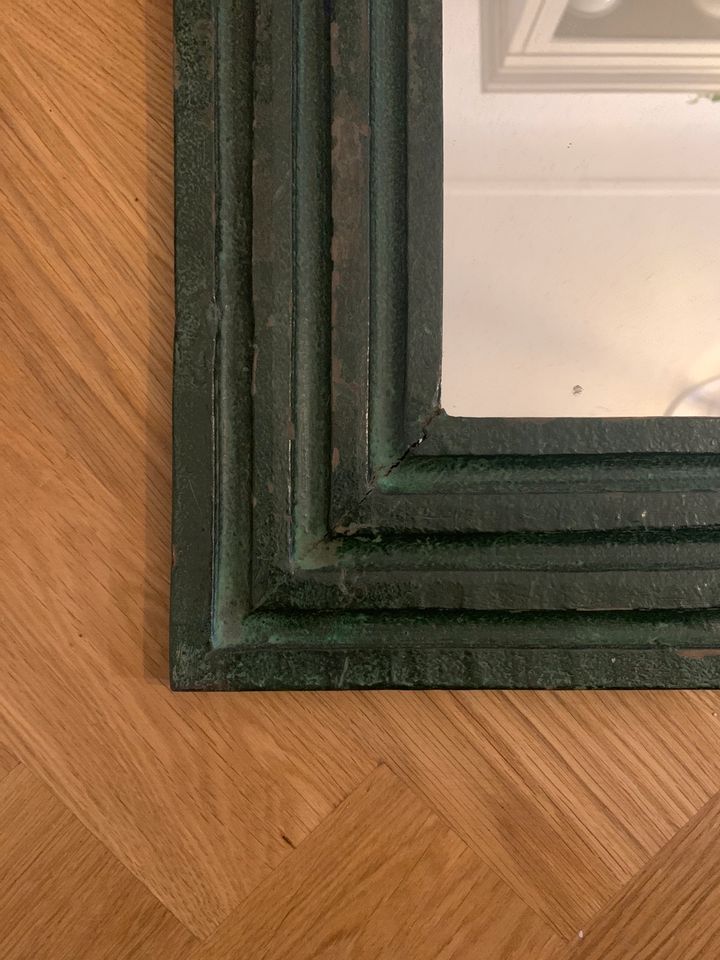 Spiegel mit Rahmen aus Holz in Berlin