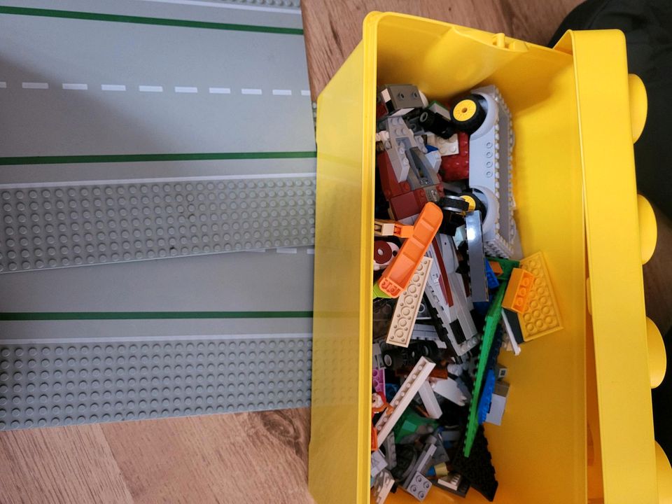Lego kiste mit 2Platten in Hückelhoven