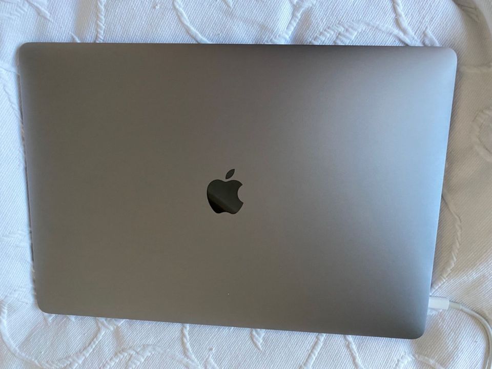 Apple MacBook Pro 15,4" Touch Bar - 16 GB 512 GB SSD - Space Grau in Overath