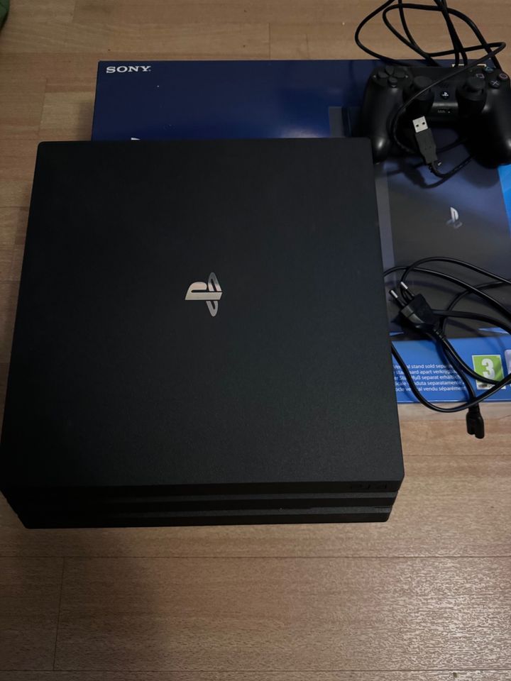 PS4 PRO 1TB + VR 1 BRILLE + Zubehör und Spielen in Essen