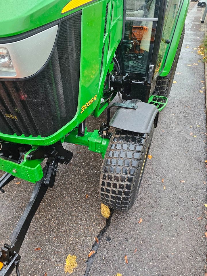 John Deere 3038R Kommunaltraktor Winterdienst in Stuttgart