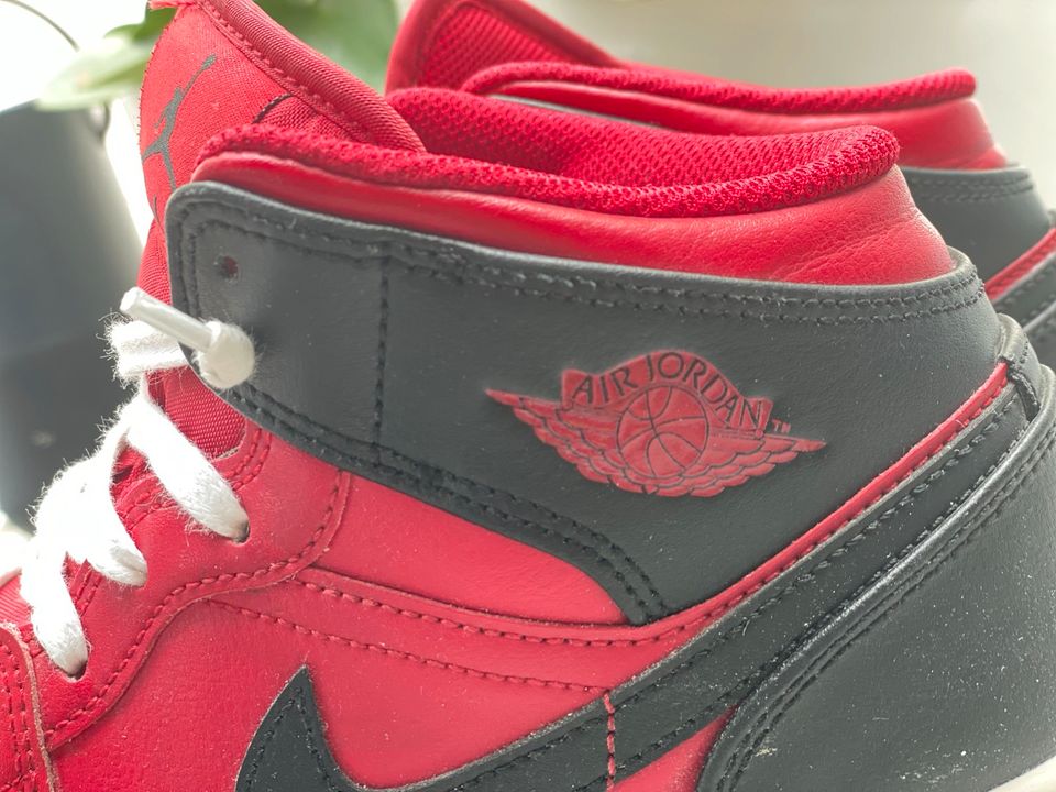 Nike Air Jordan 1 Mid schwarz rot 38,5 38 in Herne