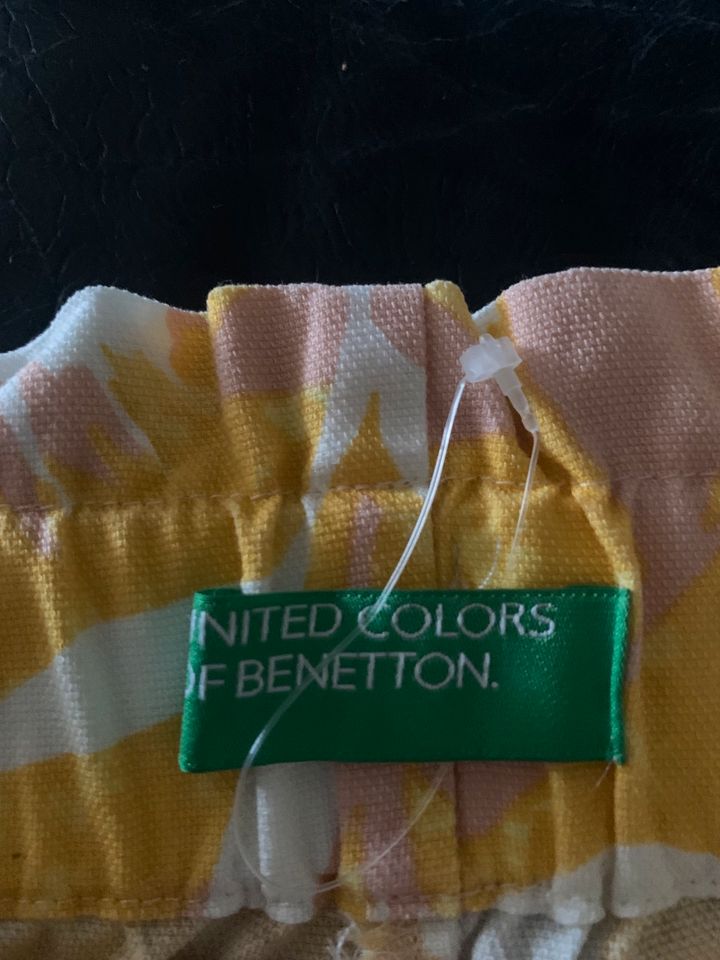 Shorts mit nagelneuAllover-Muster  von“United Benetton“Gelb-beige in Waibstadt
