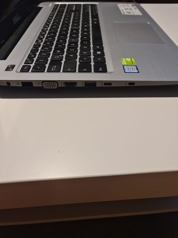 Asus R558U Laptop mit Netzteil in Ludwigshafen