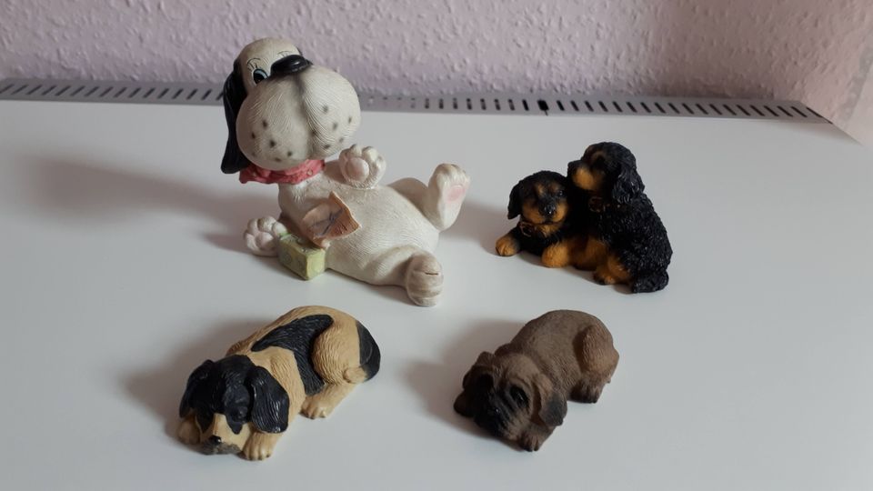 Hundefiguren und ein Schweinchen in Kritzmow