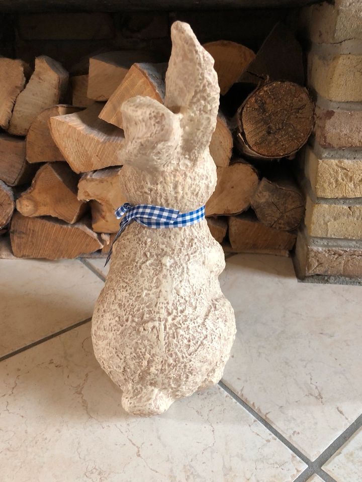 Ostern: Großer Hase aus Keramik in Flensburg