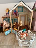 Horse Haus mit 2 Barbies und Pferden. Nordrhein-Westfalen - Gütersloh Vorschau