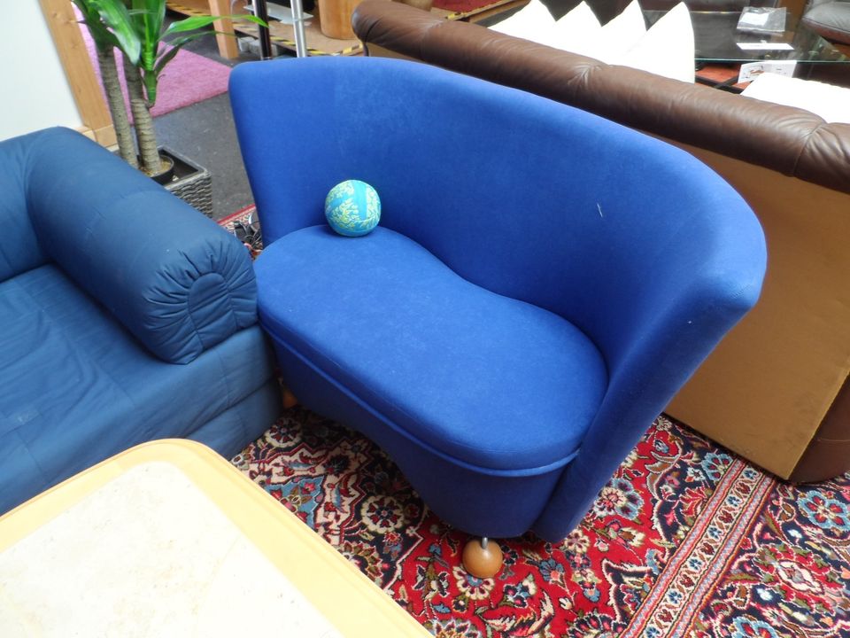 kleine blaue Couch in Waldkirch