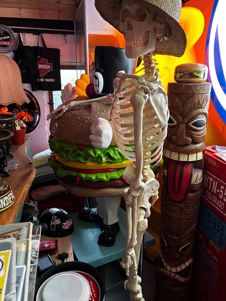 Deko Burger Haribo Bär Tiki Figur Kaugummi Automat M&M Figur in Meerbusch
