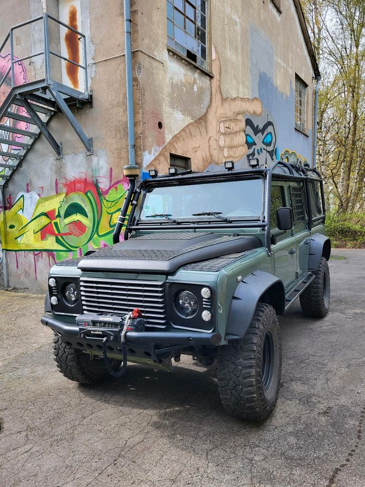 Land Rover Defender 110 Td4 2.2l Crew / Double Cab Keswick green in Brilon