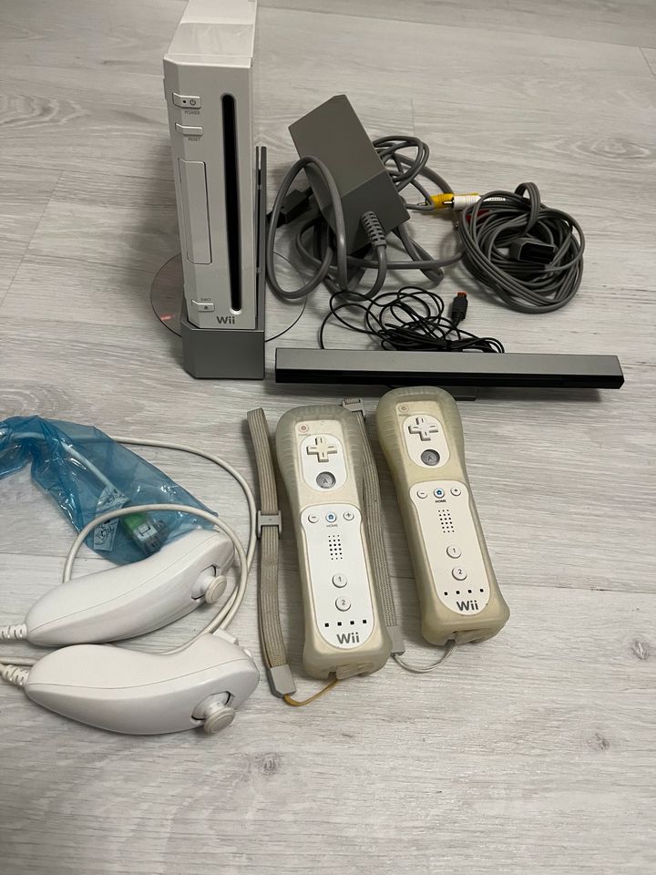 Nintendo Wii mit Board und Zubehör in Seelze