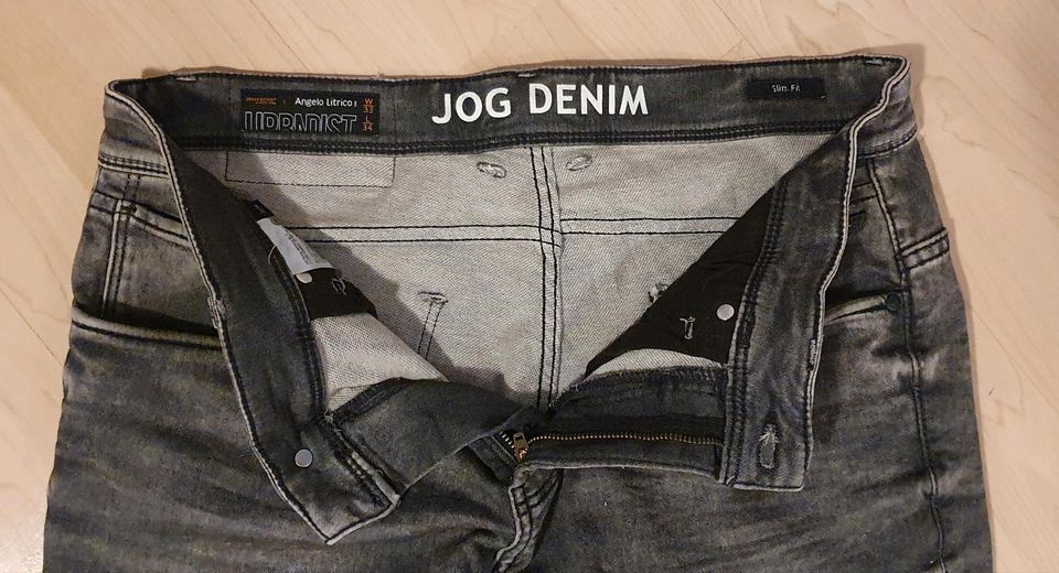 Schwarz/grau Stretchjeans 33/34 in Obertshausen