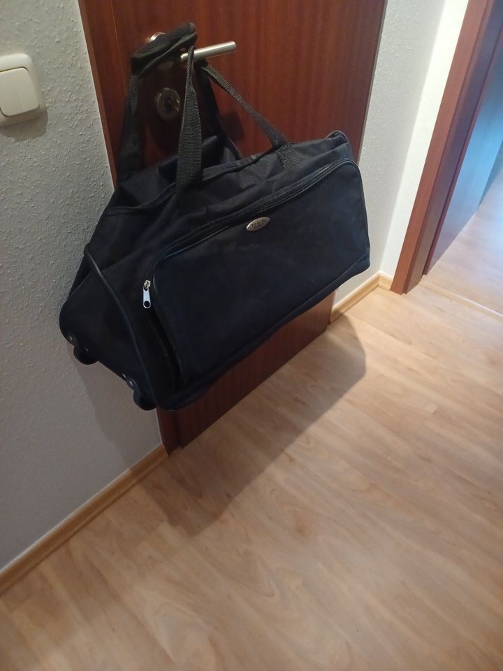 Reisetasche/Sporttasche von Travel Maße B/L 65 cm H 30 cm T 27 cm in Seevetal