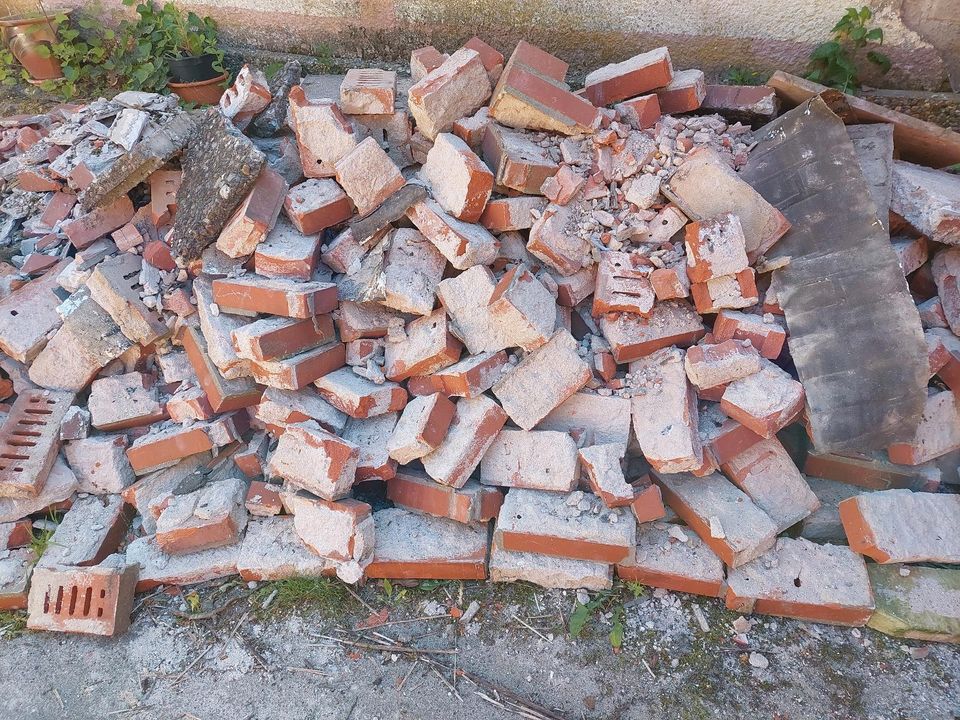 Steine Mauerwerk Verblendsteine Ziegelsteine Bauschutt verschenke in Eutin