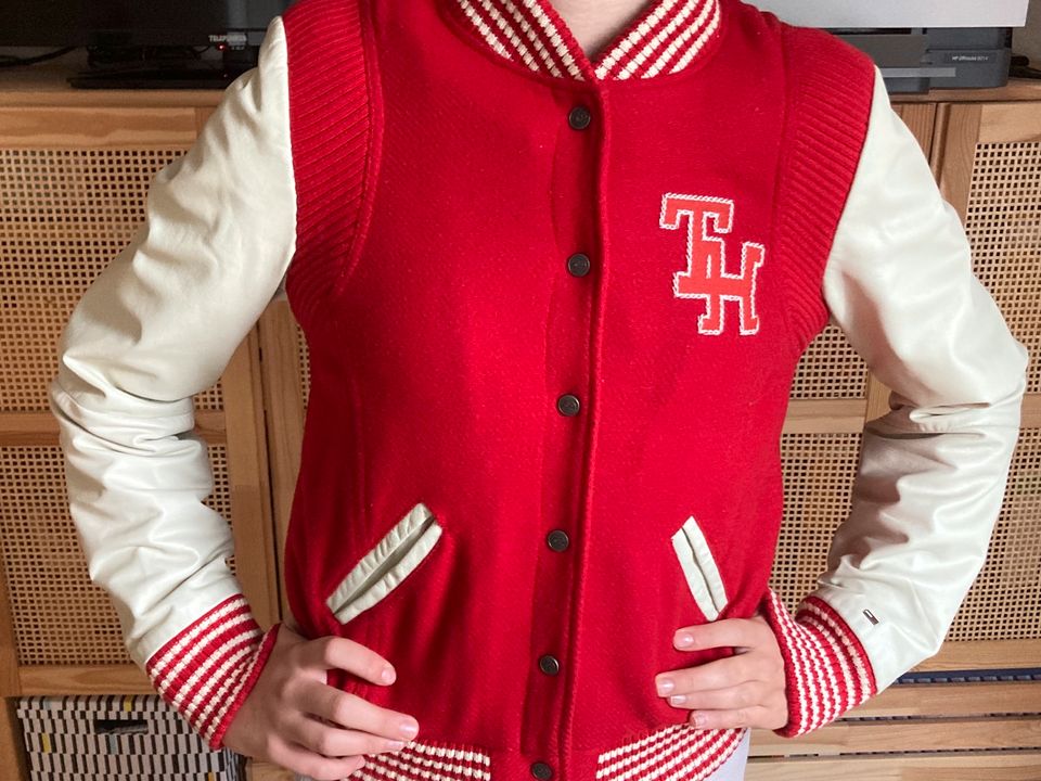 Tommy Hilfiger Gr. S rot College/Varsity Damen Jacke in Nürnberg (Mittelfr)  - Nordstadt | eBay Kleinanzeigen ist jetzt Kleinanzeigen