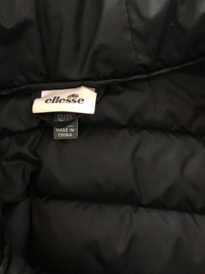 Ellesse Winterjacke Gr. 12/13  Gr.  158 164. Ab Gr. 152 tragbar in Twistringen