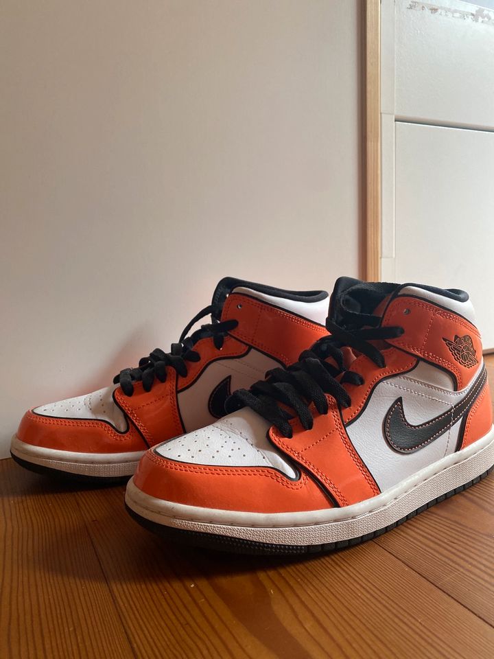 Nike Jordans orange in Mackenbach