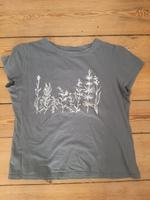 Süßes blaugraues T-Shirt mit Blumen Aufdruck, Gr. M Berlin - Pankow Vorschau