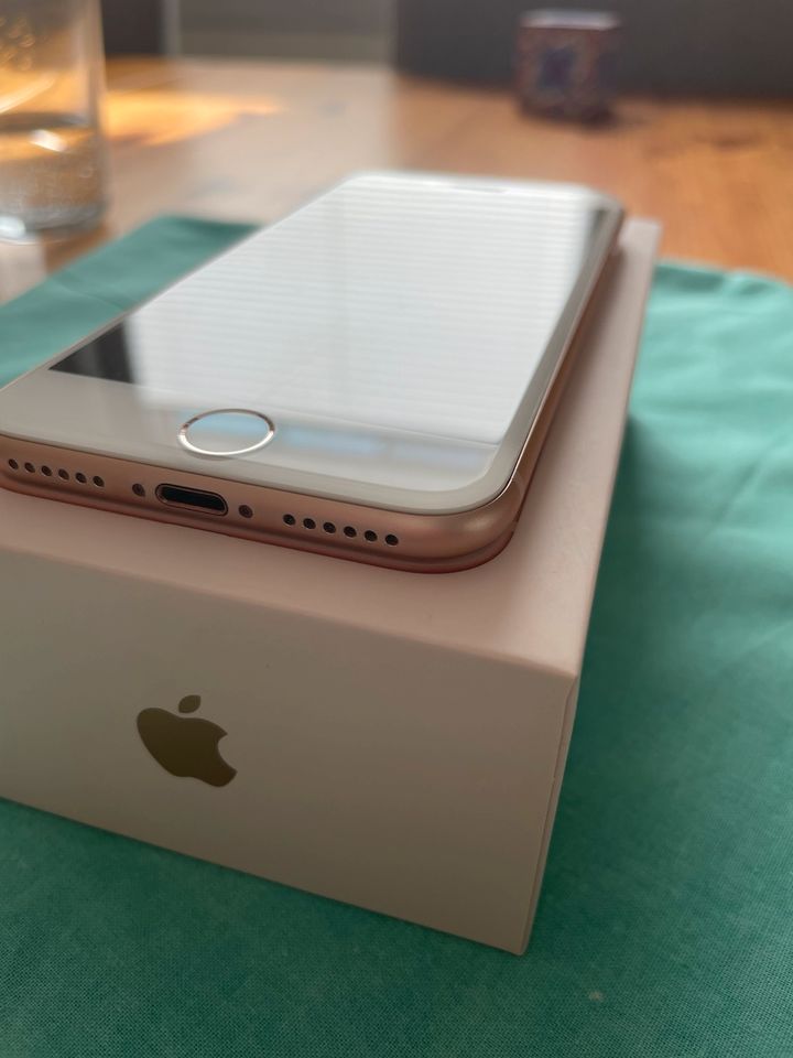 iPhone 8 Gold 64GB in Detmold