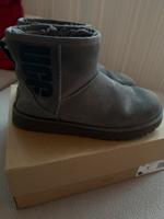 Original UGG Damen Boots Classic mini Rubber logo Gr.39 Frankfurt am Main - Praunheim Vorschau