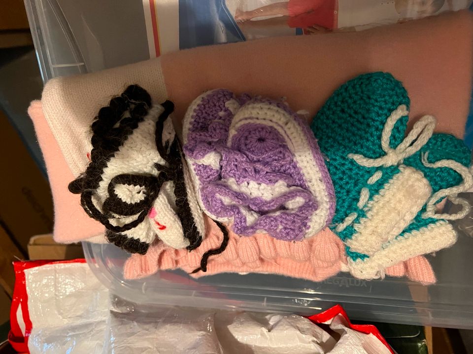 Baby Handschuhe, Baby Socken aus Wolle oder Lammfell in Hilden
