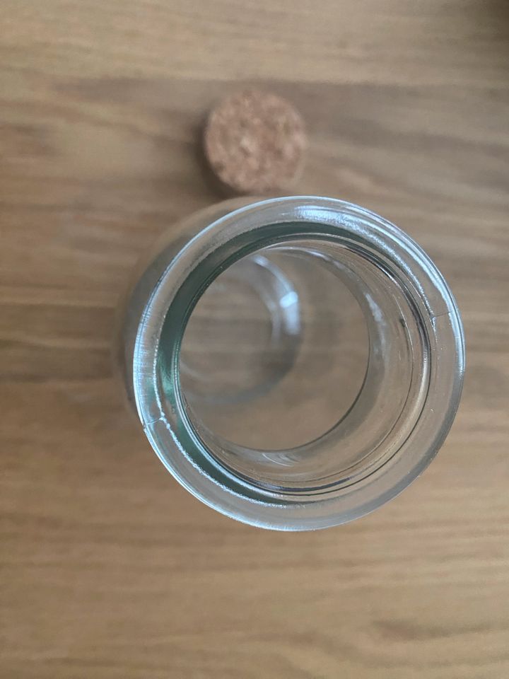 Kleines Glas (H 10 cm) mit Korkdeckel in Wendisch Evern