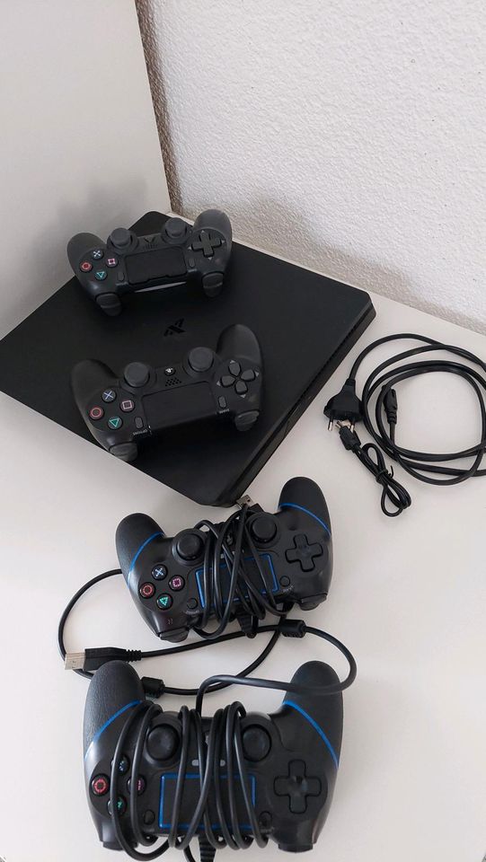 Playstation 4 mit Controller in Worms