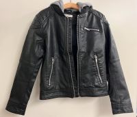 Jacke Kunstleder schwarz Größe 134/140 Nordrhein-Westfalen - Arnsberg Vorschau